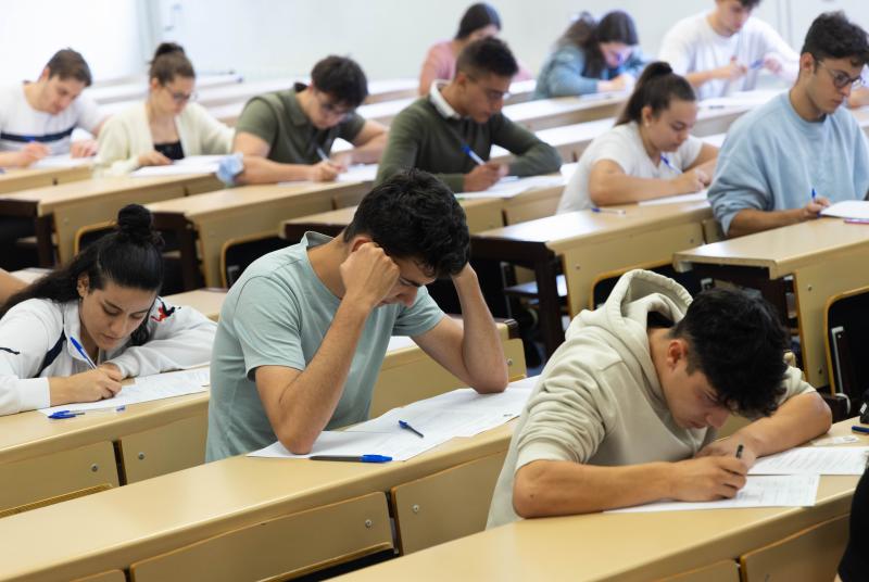 Varios alumnos realizan los exámenes de selectividad, en el aulario del campus Esgueva.