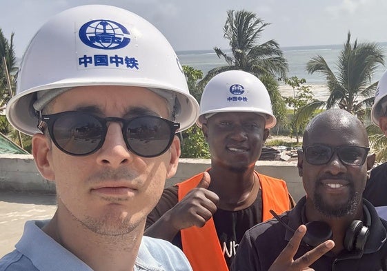 Sergio García y compañeros de obra durante la construcción de un hotel en Zanzíbar (Tanzania).