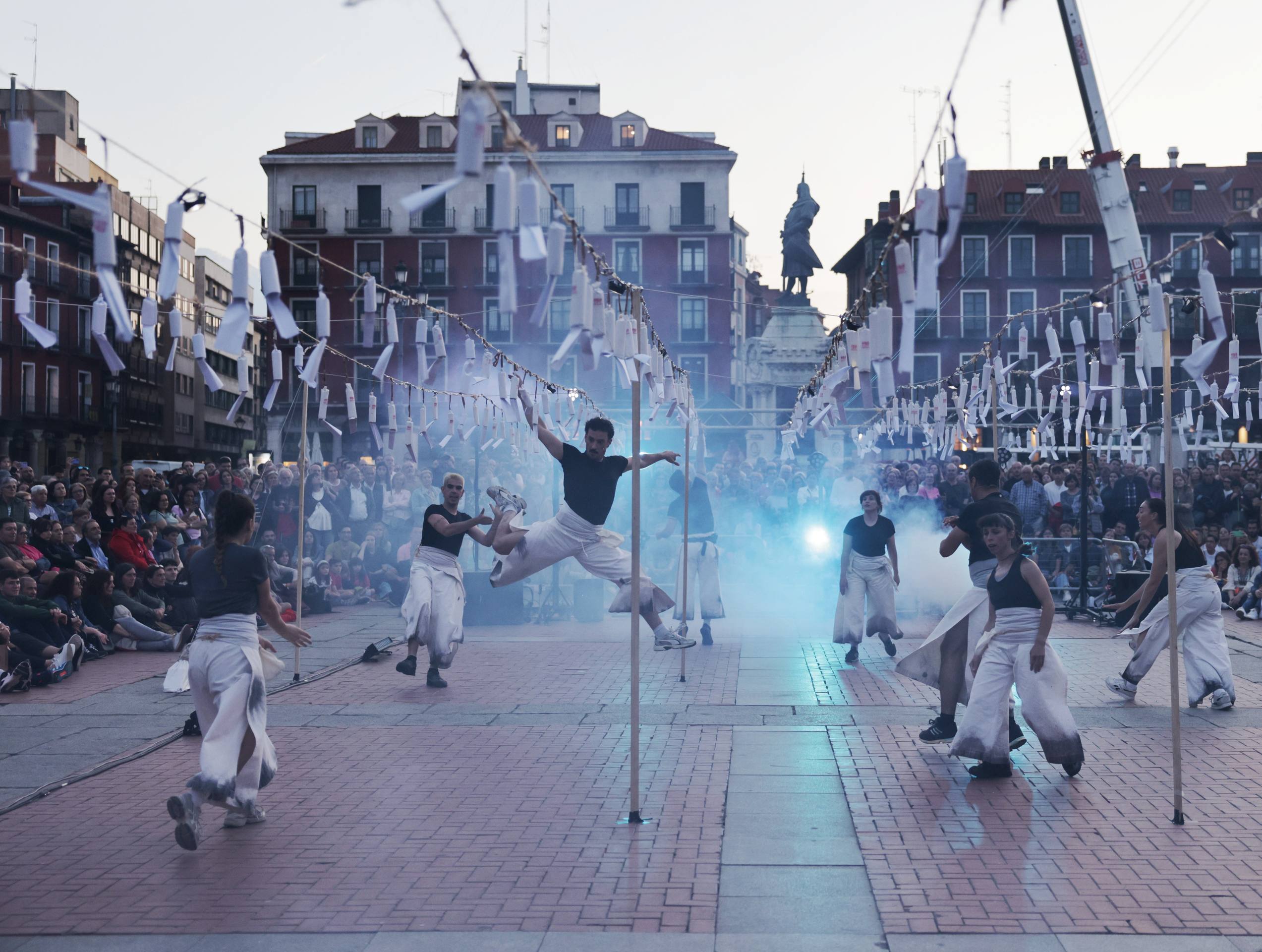 La mascletá poética y el espectáculo de Quasimodo y Esmeralda en Valladolid, en imágenes