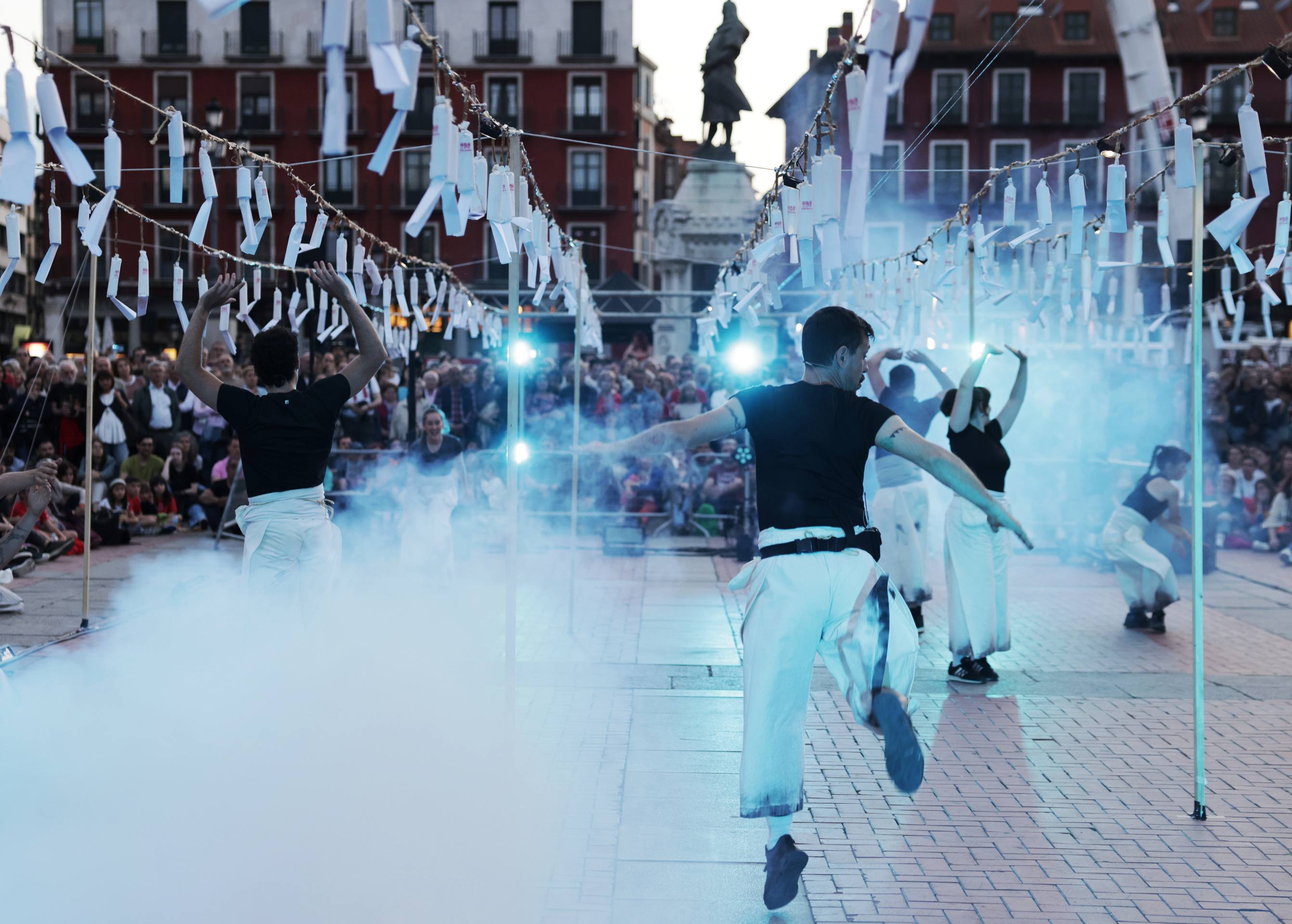 La mascletá poética y el espectáculo de Quasimodo y Esmeralda en Valladolid, en imágenes