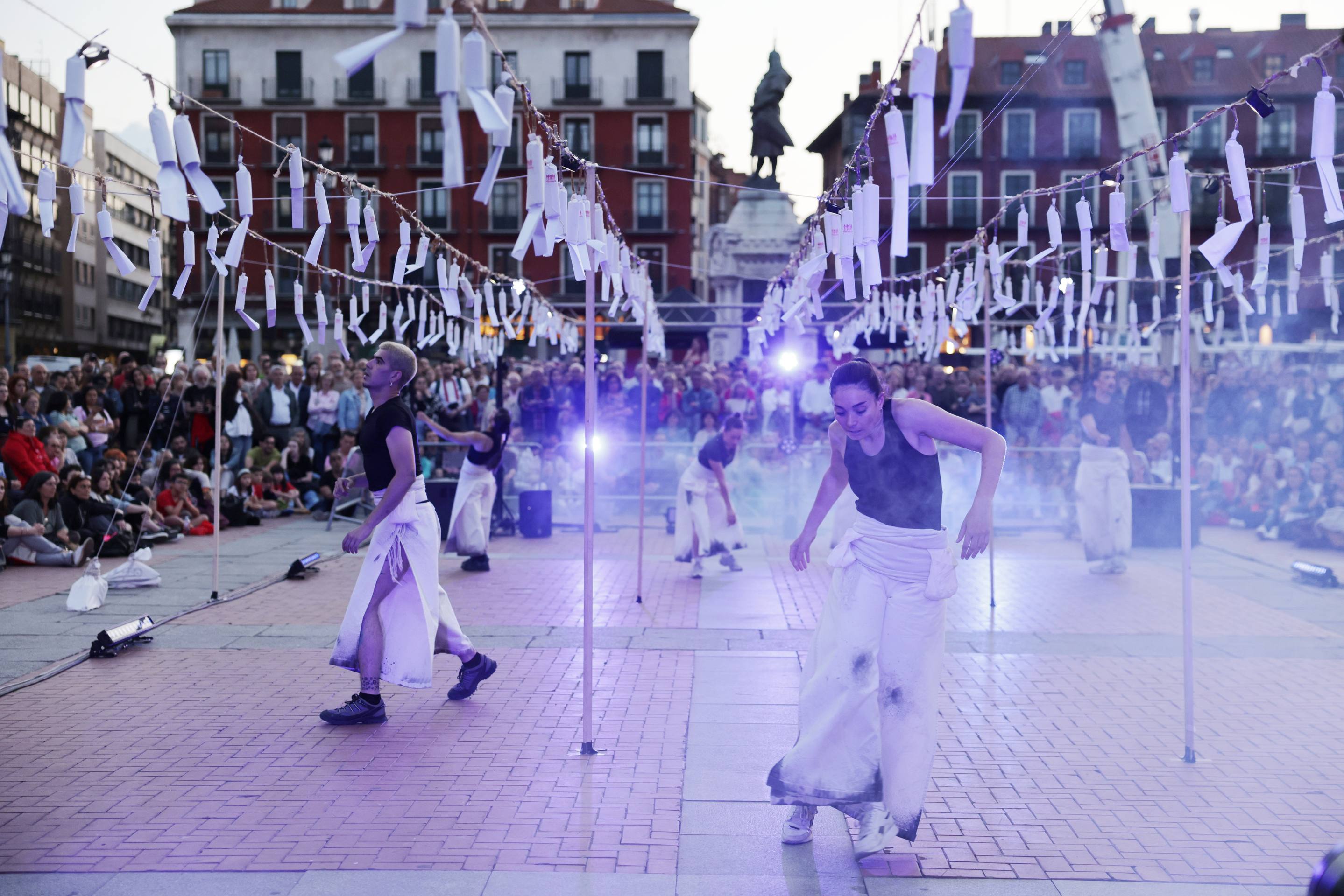 La mascletá poética y el espectáculo de Quasimodo y Esmeralda en Valladolid, en imágenes