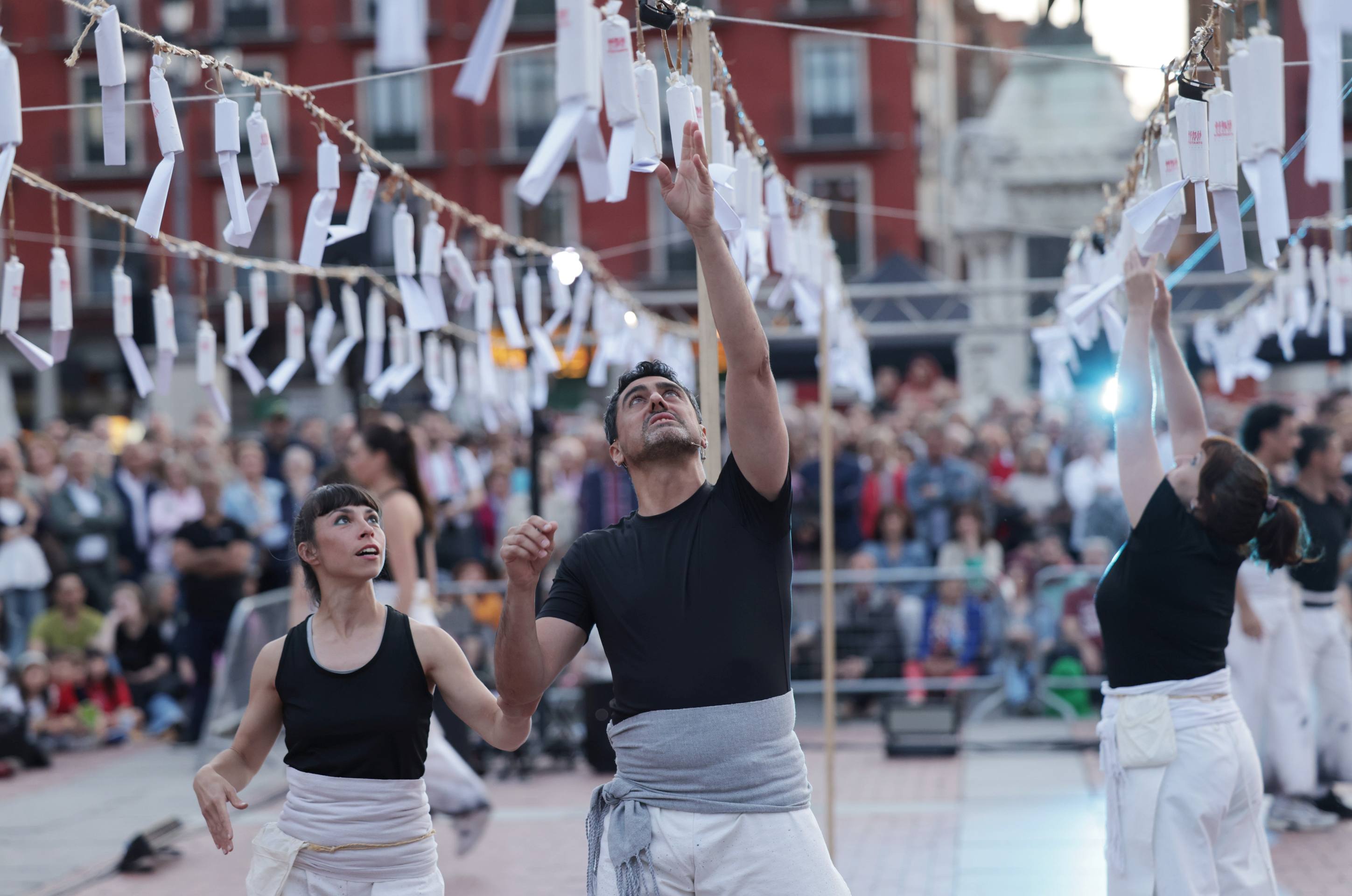 La mascletá poética y el espectáculo de Quasimodo y Esmeralda en Valladolid, en imágenes