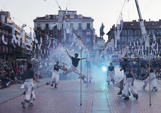 La 'Mascletà poética' de Visitants, en la Plaza Mayor de Valladolid.