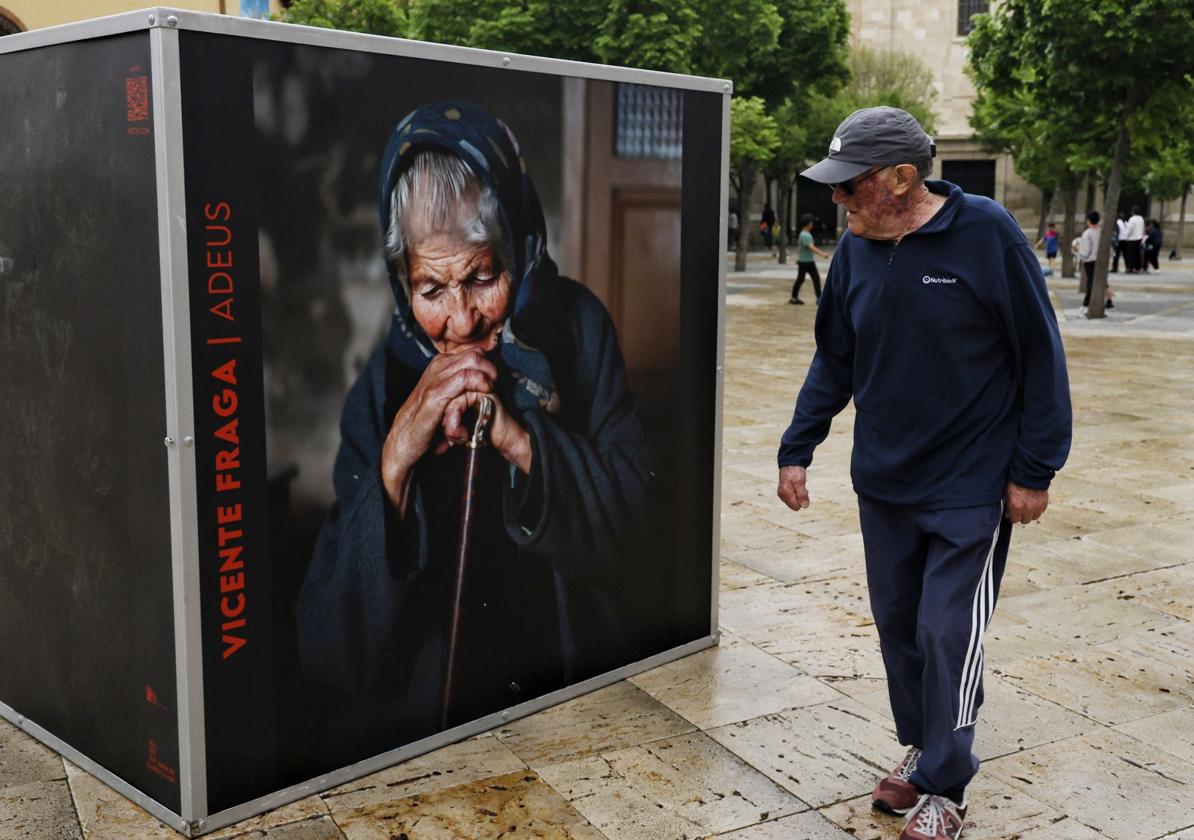 Doce cubos expositivos en plazas y calles de Palencia acercan la fotografía al público.