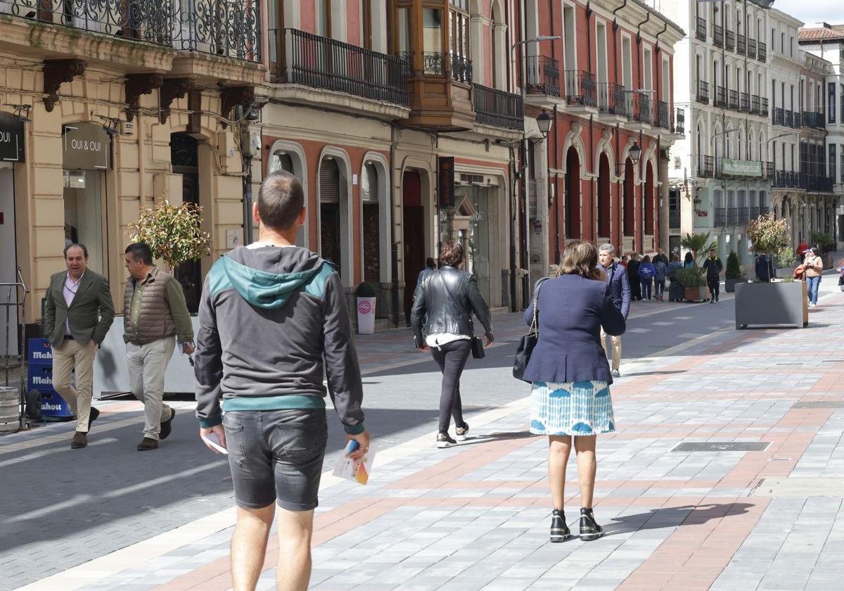 Vecinos y empresarios recogen firmas para que se reabra al tráfico la calle Don Sancho