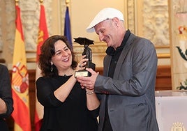 Tomás Ibáñez y Sonia Alejo reciben la estatuilla de El Comediante.