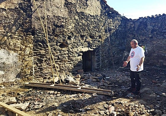 Julio Guerra, en el interior de su casa calcinada.