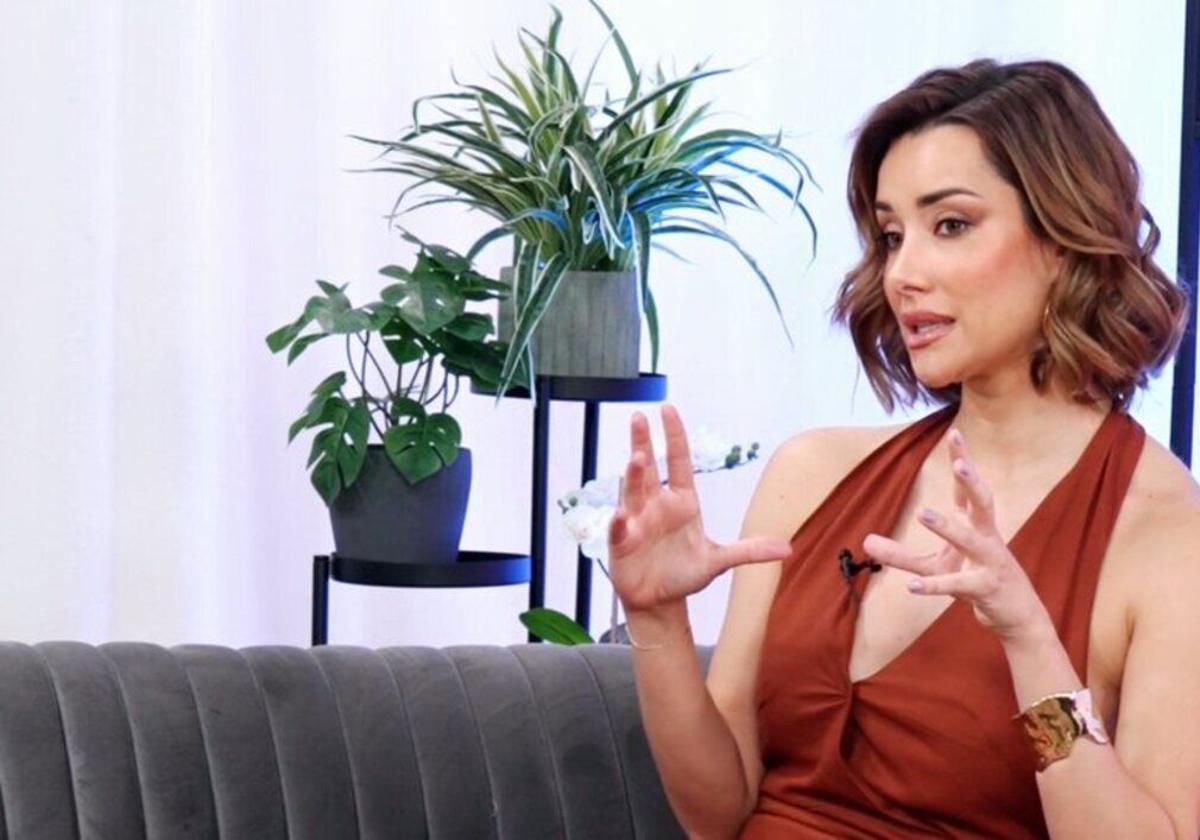 Adara Molinero responde a Sofía Suescún en el programa 'En las mejores familias'.