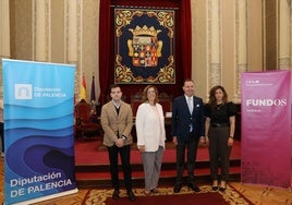 Ángeles Armisén y, José María Viejo, flanqueados por Carolina Valbuena e Ignacio Galarraga, tras la firma del convenio.