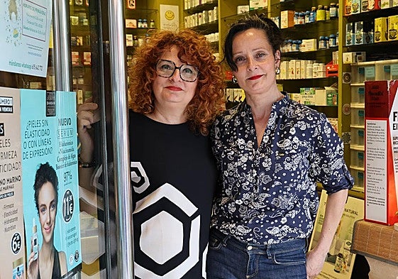Las hermanas herboristas Celia e Izaskun Guerra, en su tienda 'El Mundo Natural' de la calle Tudela