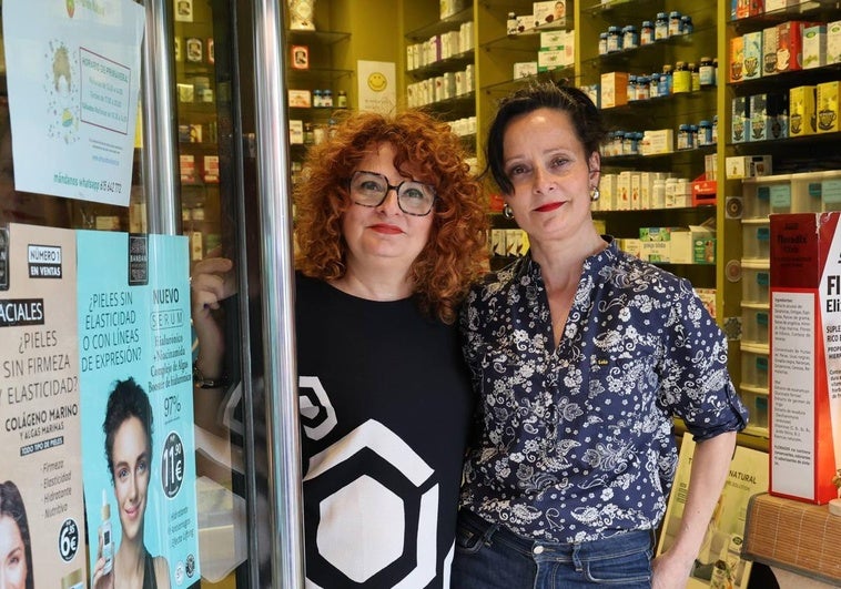 Las hermanas herboristas Celia e Izaskun Guerra, en su tienda 'El Mundo Natural' de la calle Tudela