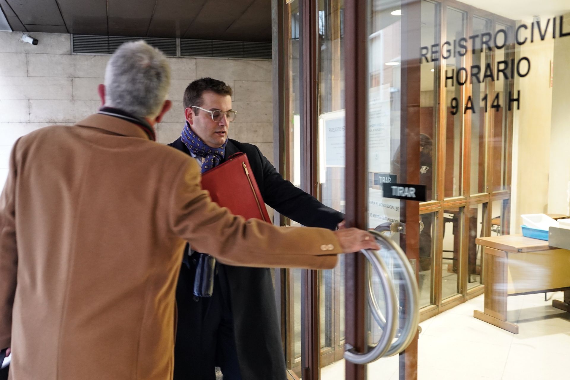 La presión de los grupos políticos acorrala al letrado mayor de las Cortes tras cuatro sentencias en contra
