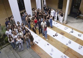Los participantes muestran las piezas en el patio de Quintanar.