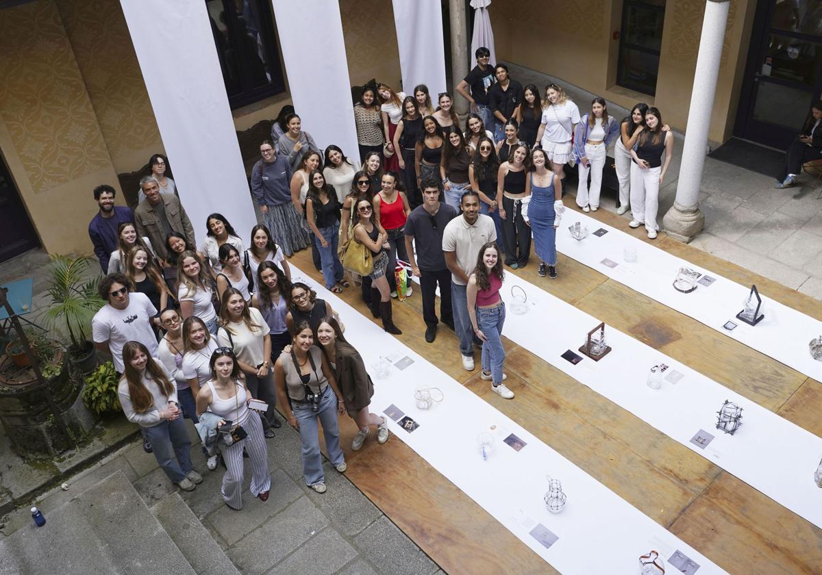 Los participantes muestran las piezas en el patio de Quintanar.