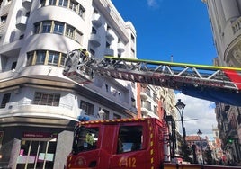 Intervención de los Bomberos, este jueves por la mañana, para rescatar a la mujer atrapada en el balcón.