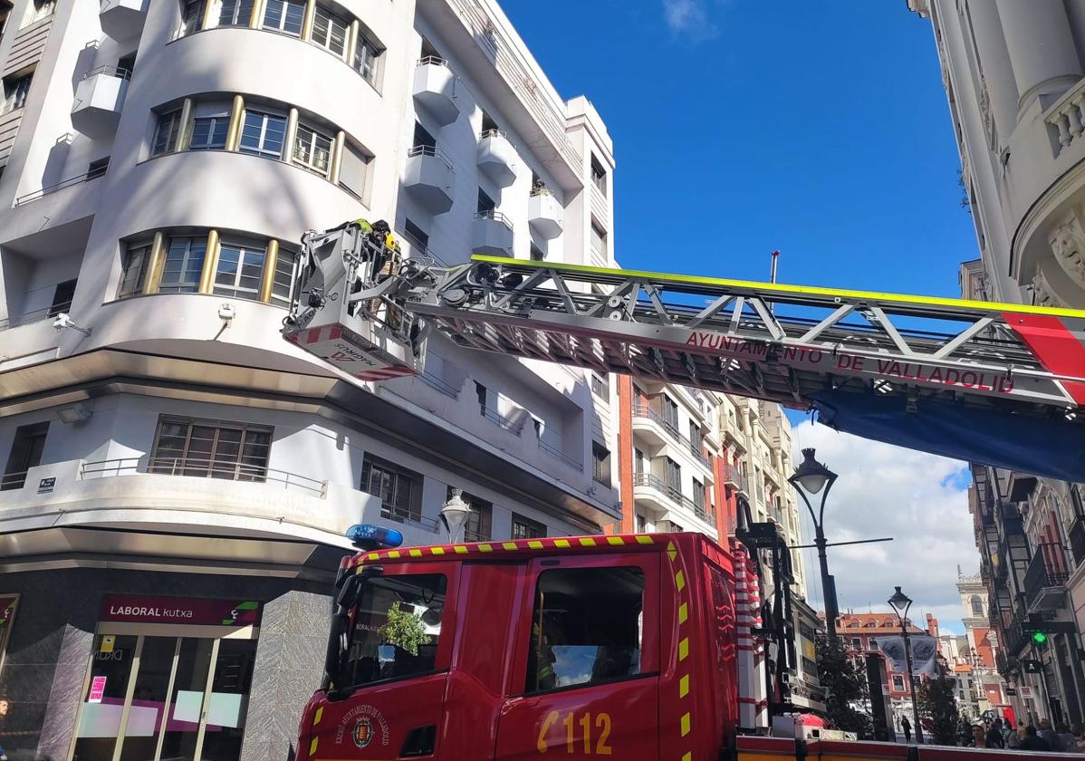 Intervención de los Bomberos, este jueves por la mañana, para rescatar a la mujer atrapada en el balcón.