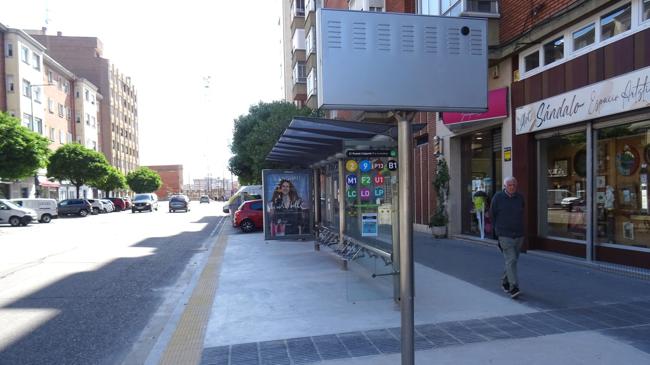 Imagen después - Acera adoquinada bajo el viaducto donde estaba la antigua parada de Auvasa, que ahora se ha trasladado al número 2 de la calle Recondo.
