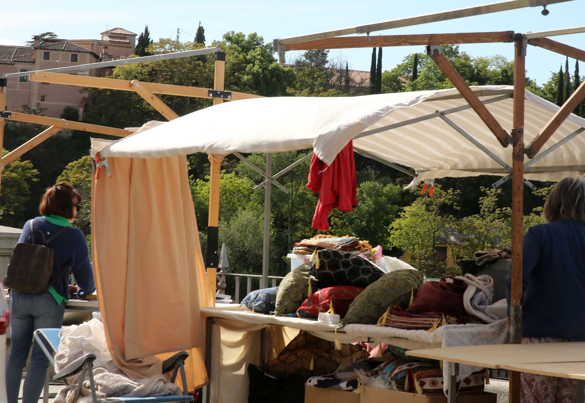 Fotos de los preparativos del Mercado Romano en Padre Claret