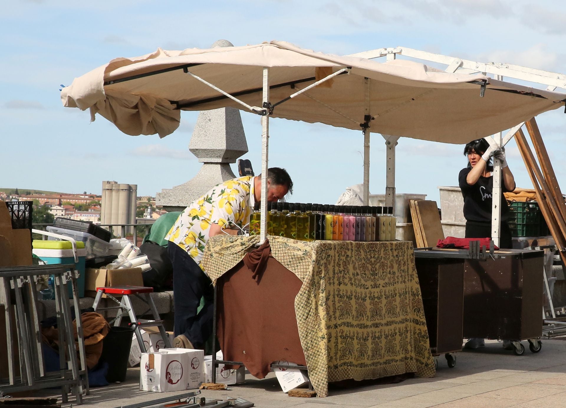 Fotos de los preparativos del Mercado Romano en Padre Claret