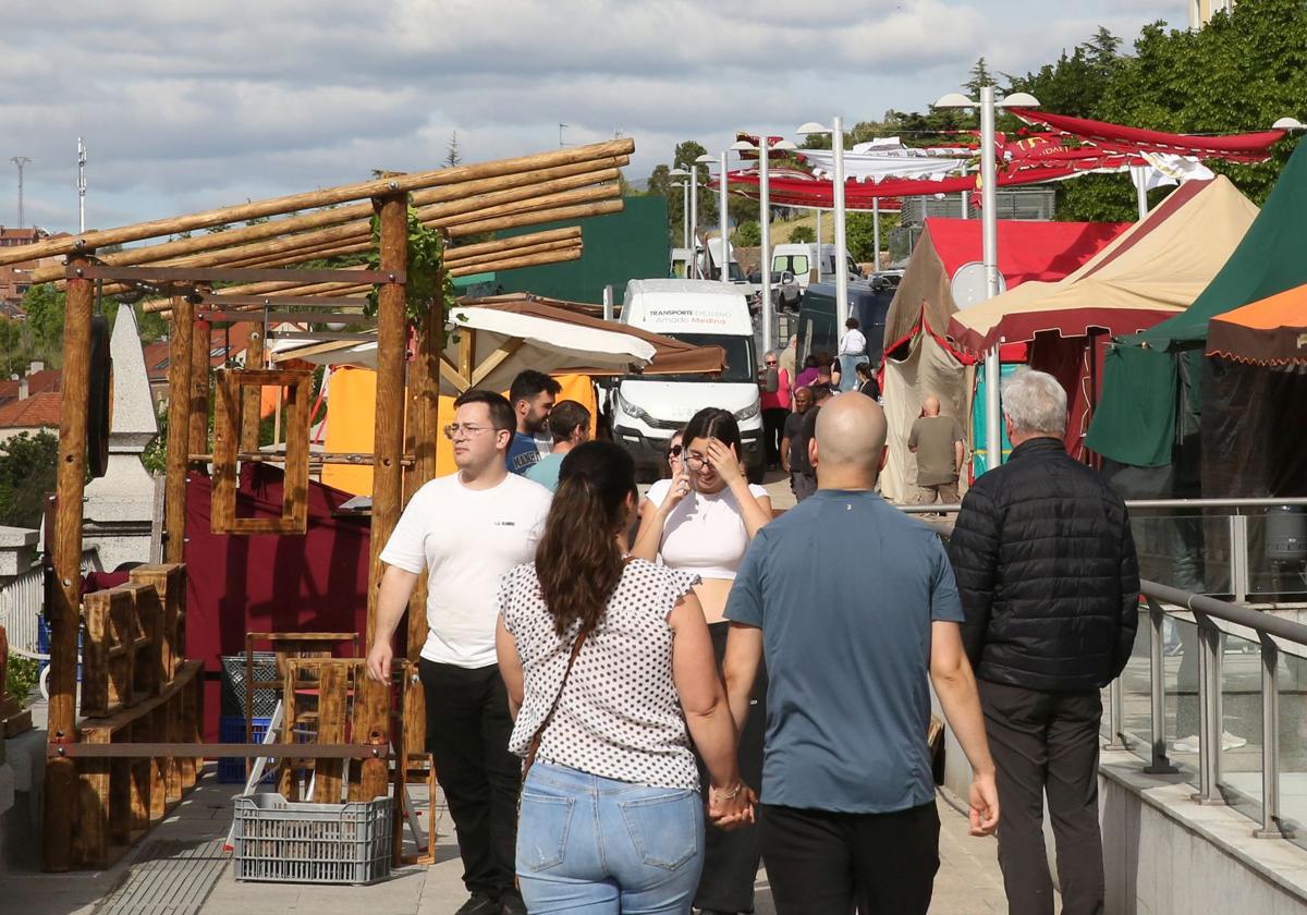 Fotos de los preparativos del Mercado Romano en Padre Claret