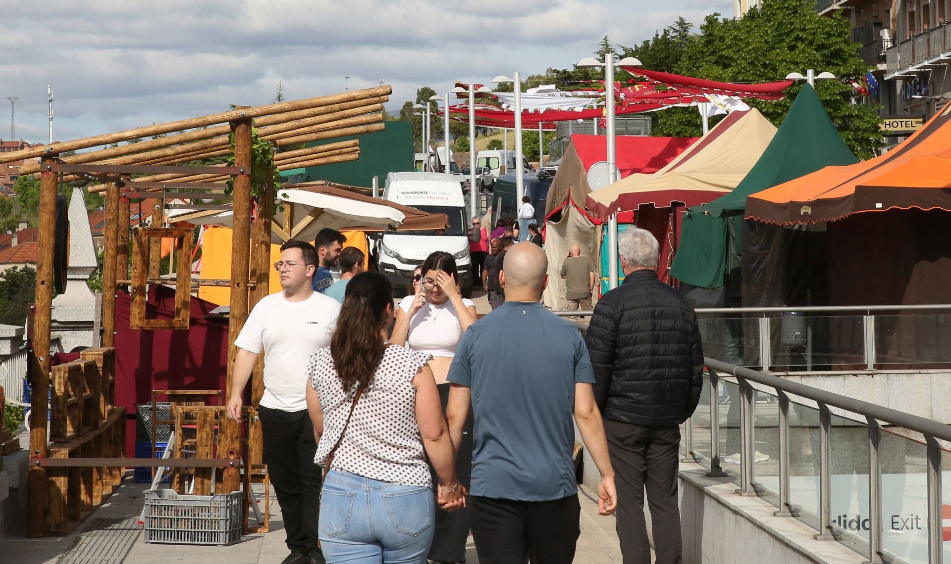 Fotos de los preparativos del Mercado Romano en Padre Claret