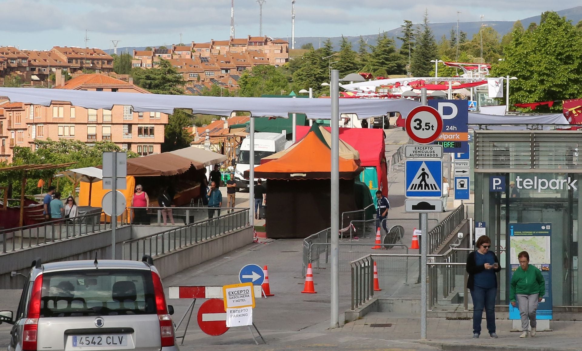 Fotos de los preparativos del Mercado Romano en Padre Claret