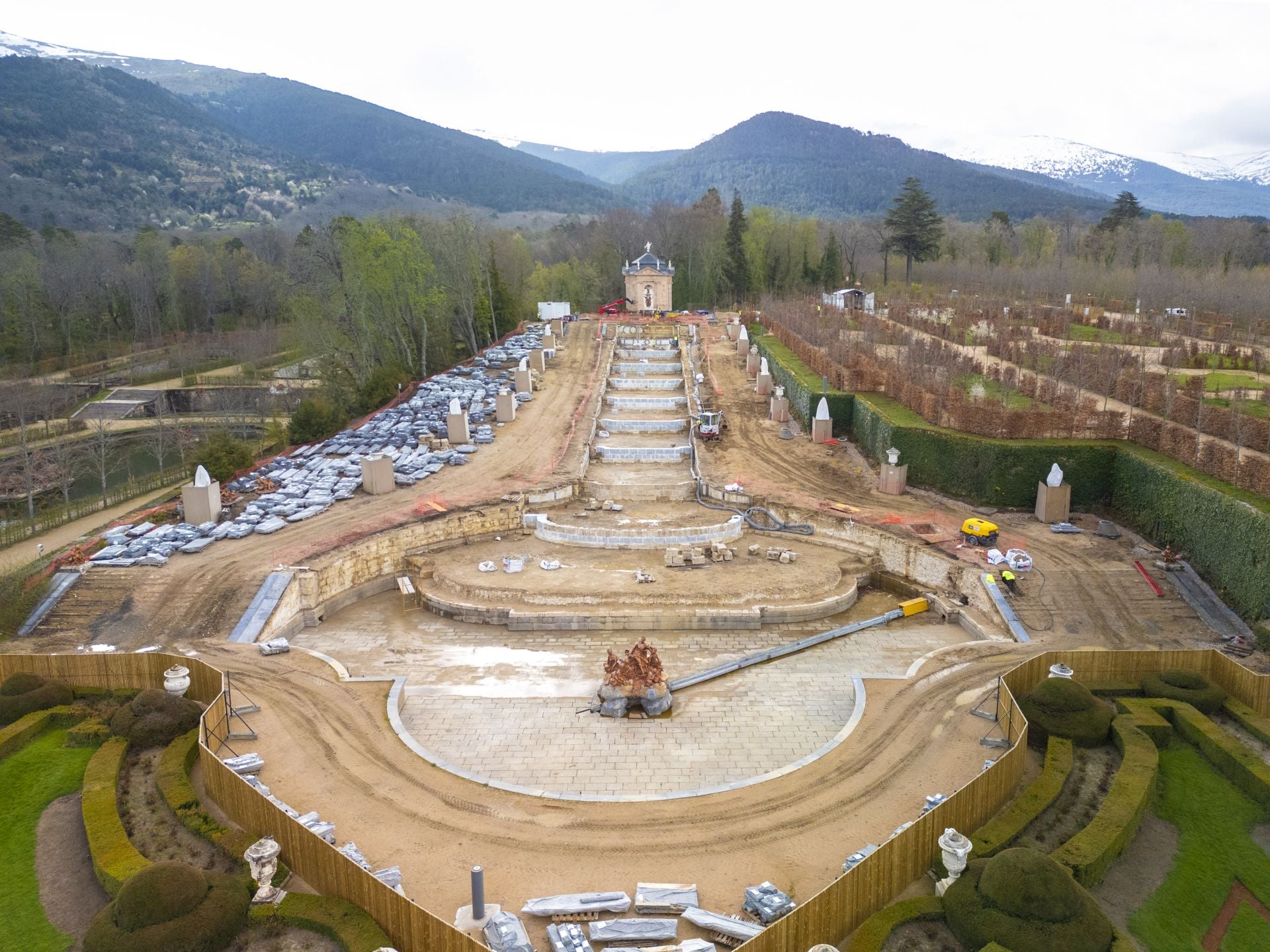 Fotos de las obras de restauración de la fuente de La Cascada.