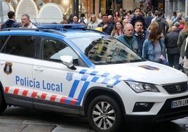 Patrulla de la Policía Local en la Calle Real de Segovia.