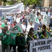 Un momento de la protesta de los empleados municipales, este jueves.
