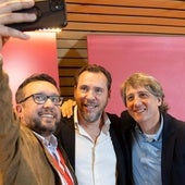 El ministro Óscar Puente y Carlos Martínez, secretario general del PSOE de Castilla y León, a finales de abril, en el congreso provincial que reeligió al primero como máximo responsable del PSOE de Valladolid.