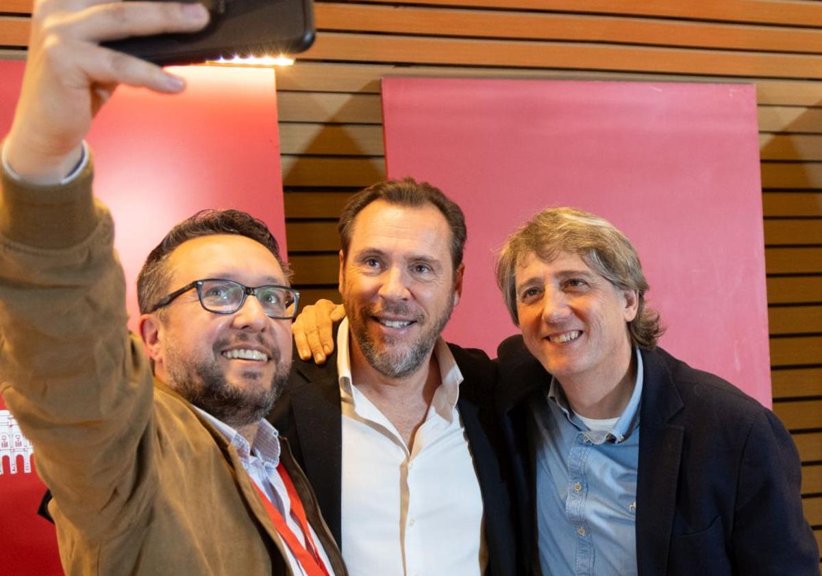 El ministro Óscar Puente y Carlos Martínez, secretario general del PSOE de Castilla y León, a finales de abril, en el congreso provincial que reeligió al primero como máximo responsable del PSOE de Valladolid.