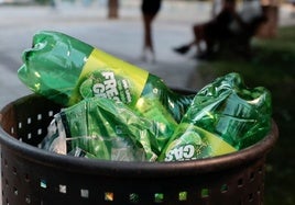 Restos de botellas de refrescos en una papelera.