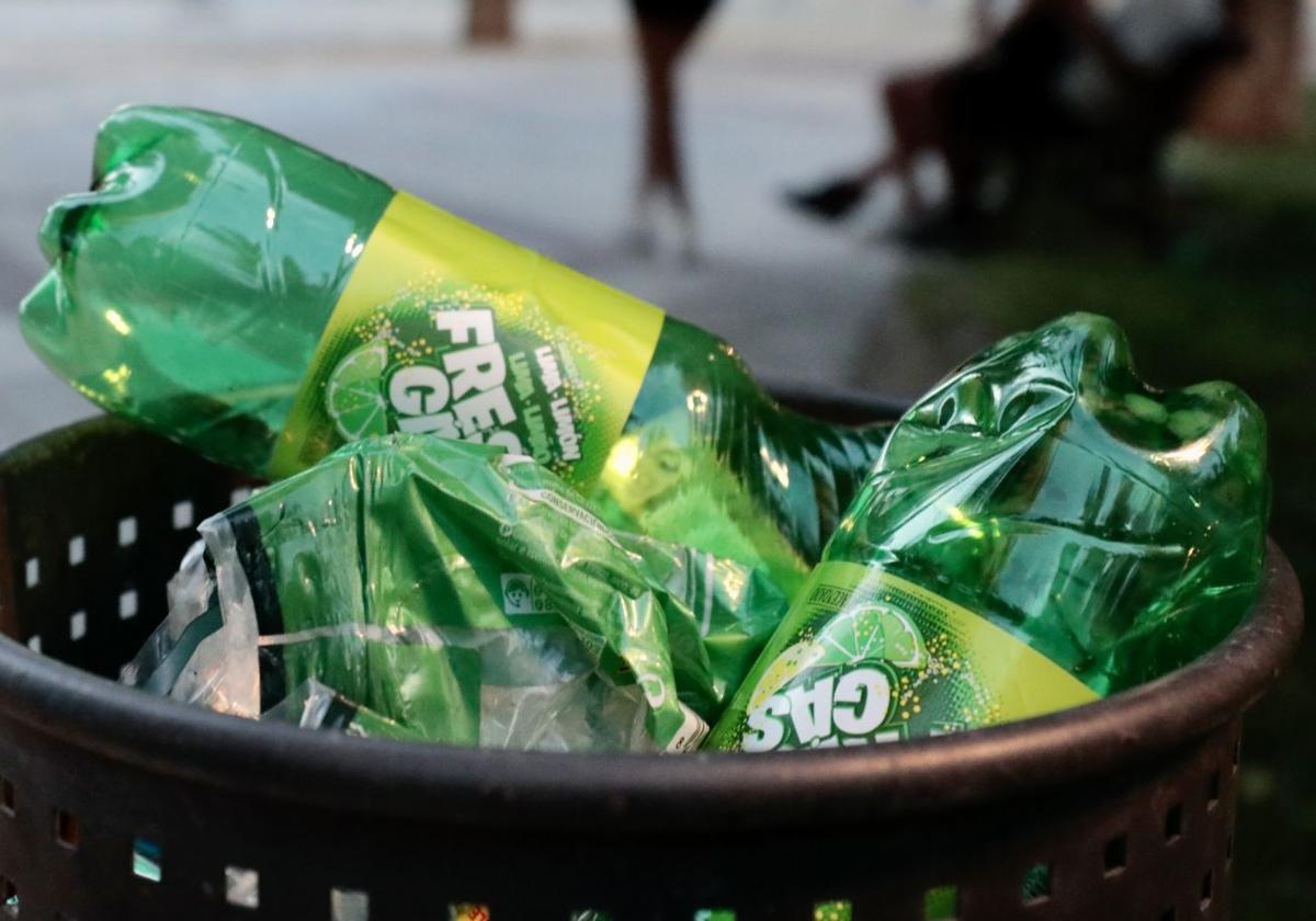 Restos de botellas de refrescos en una papelera.