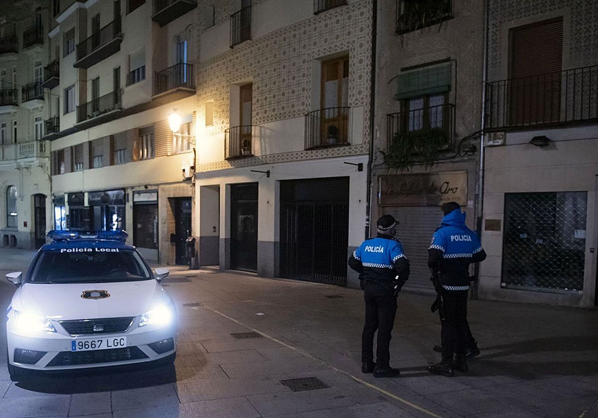 Dos agentes de la Policía Local en una intervención por un conflicto de ruido.