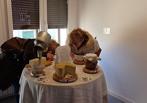 Dos mujeres se detienen en varias de las piezas del Museo de los Aromas.