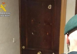 Agentes de la Guardia Civil, listos para entrar al domicilio.