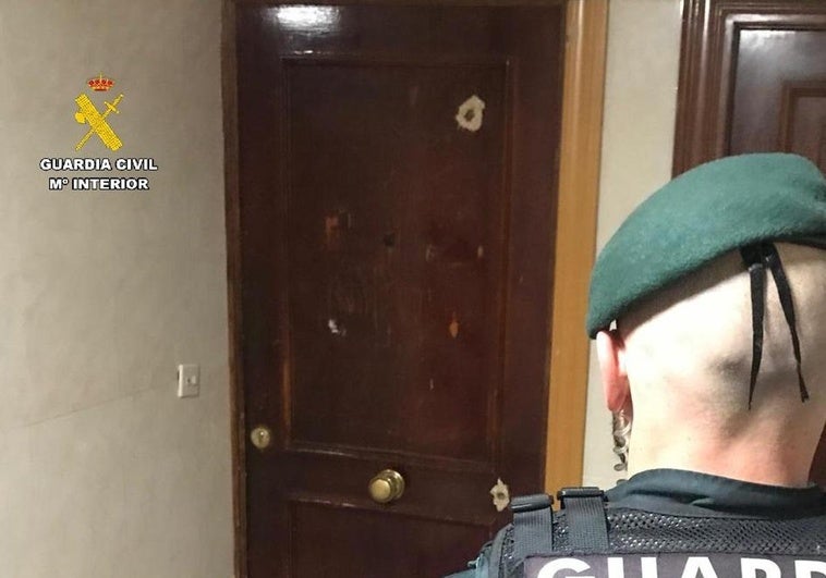 Disparos en la puerta de entrada al domicilio.