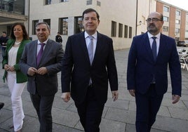 El presidente de la Junta, Alfonso Fernández Mañueco, junto al alcalde de Ponferrada, Marco Morala.