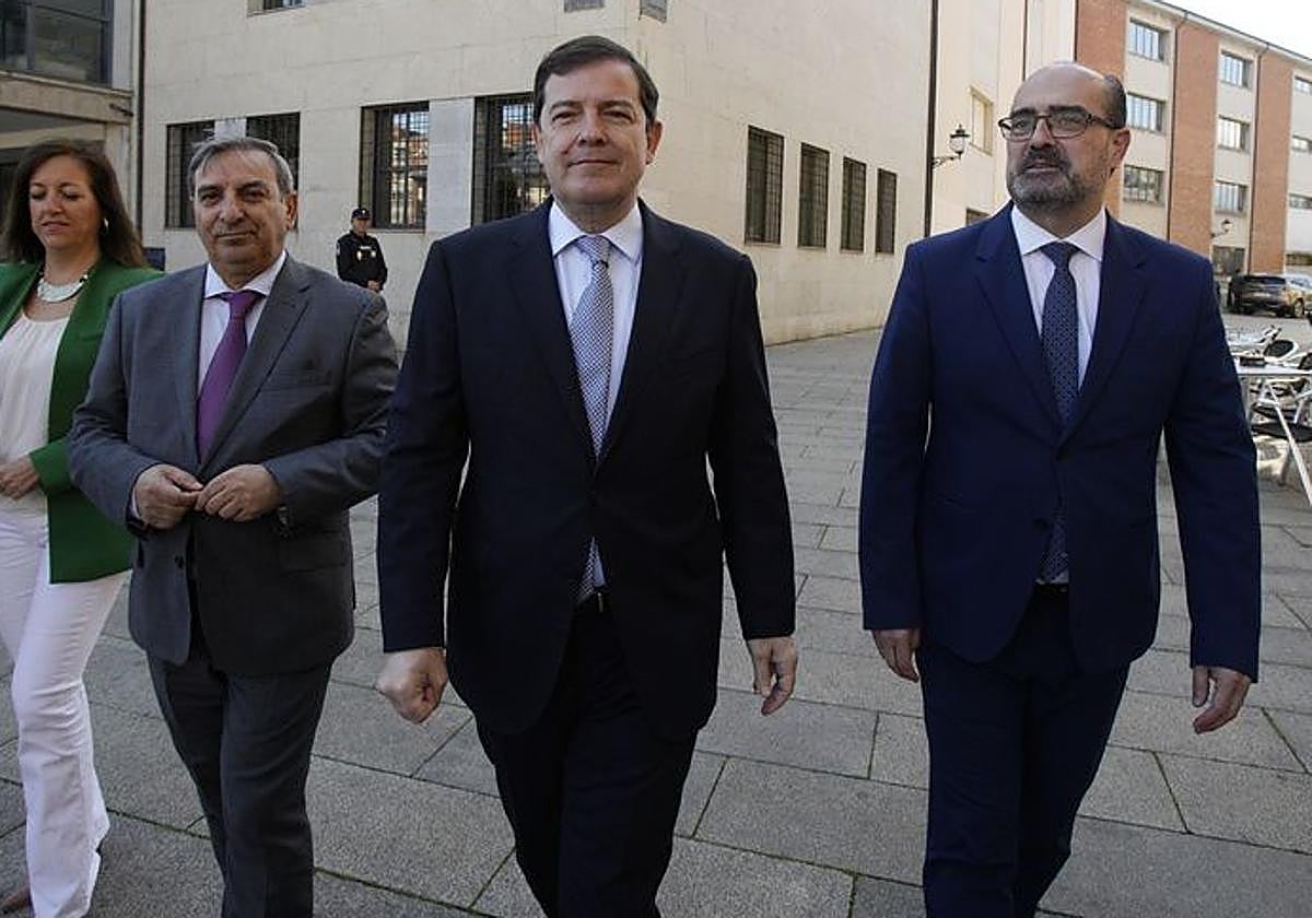 El presidente de la Junta, Alfonso Fernández Mañueco, junto al alcalde de Ponferrada, Marco Morala.