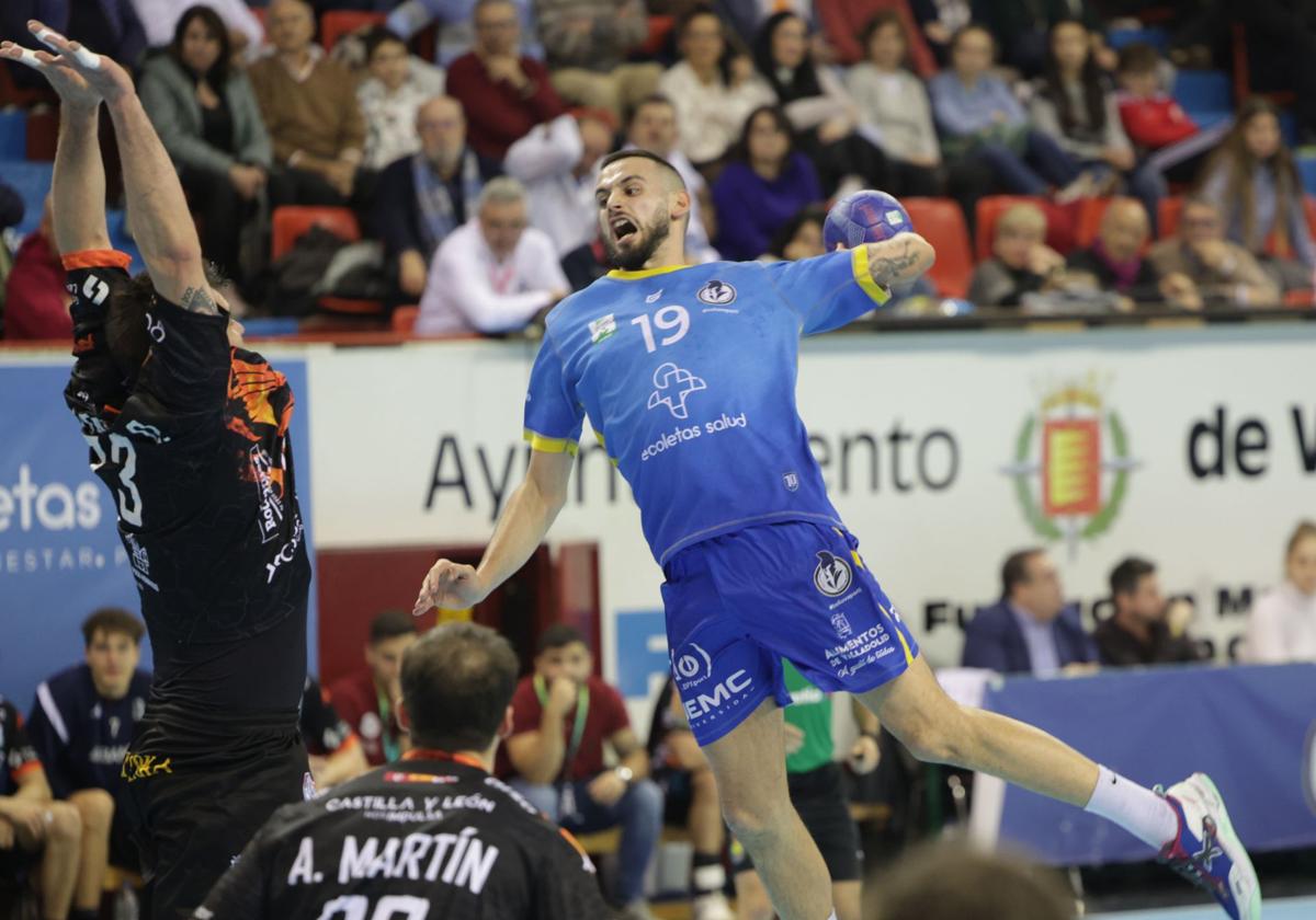Miguel Martín se eleva para lanzar ante la oposición leonesa en el partido de ida.