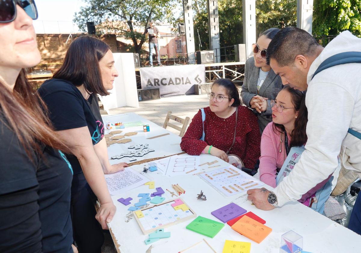 Actividades de la Feria de Asociaciones en el Salón.