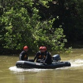 Miembros del operativo de búsqueda, en el Pisuerga.