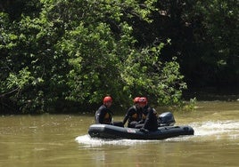 Miembros del operativo de búsqueda, en el Pisuerga.