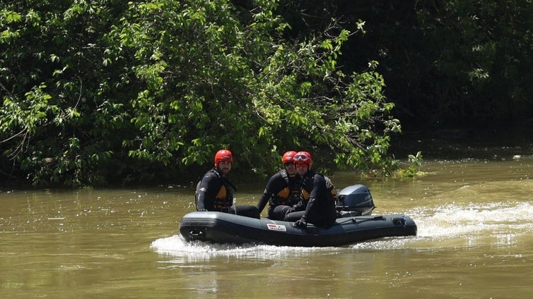 Miembros del operativo de búsqueda, en el Pisuerga.