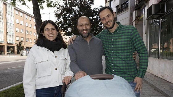 Reencuentro entre Zakaría, Arturo, Lucía y la pequeña Celia.