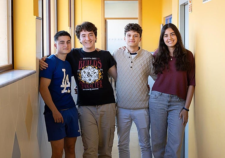 Martín Plater, Daniel Echezarreta, Jorge García y Daniela Collantes, alumnos de Bachillerato del instituto Safa-Grial.