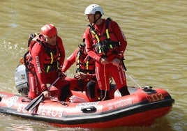 Bomberos del Ayuntamiento de Valladolid peinan el río en busca del desaparecido.
