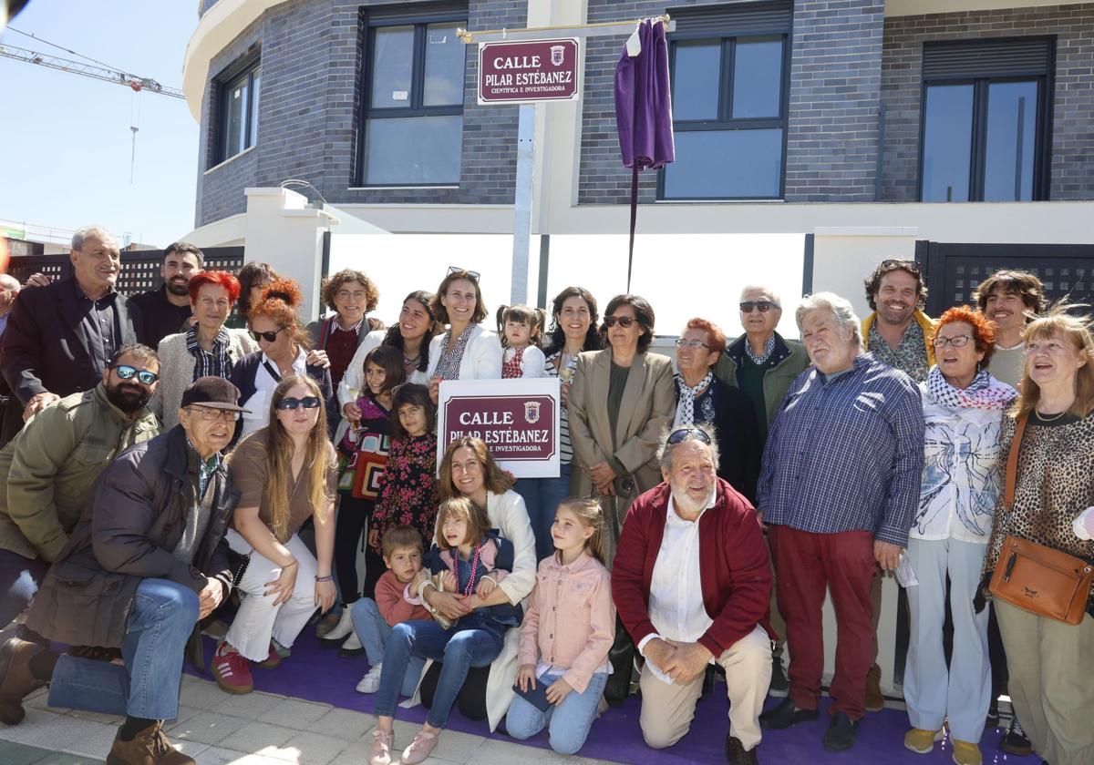 Amigos y familiares posan bajo la placa de la calle Pilar Estébanez.