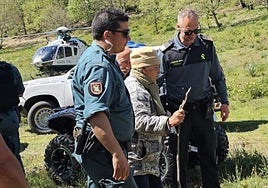 Los agentes acompañan a María del Estal, la mujer localizada este viernes en Zamora.