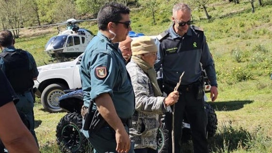 Los agentes acompañan a María del Estal, la mujer localizada este viernes en Zamora.